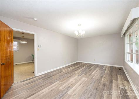 1521 19Th St Sw Hickory Nc 28602 Mls 4328330 Zillow