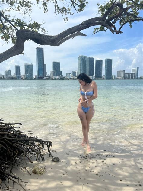 4 Hot Sexy Yamillca Bikini Pics