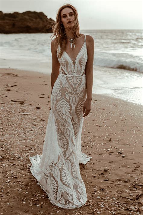 Bohemian Lace Wedding Gown: Dreamy Elegance Unveiled