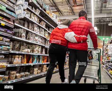 Kirkland Wa Usa Circa February 2022 View Of A Sweet Couple In