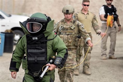 Military Public Service Bomb Techs Participate In Raven Amp 39 S Challenge