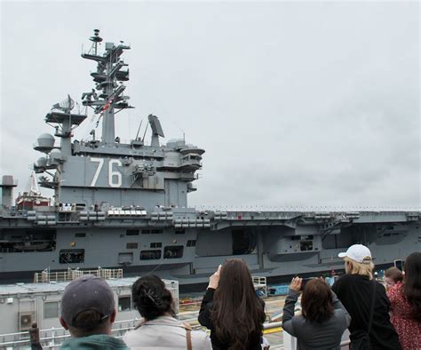 Photos Uss Ronald Reagan Navy Aircraft Carrier Arrival Bremerton Wa