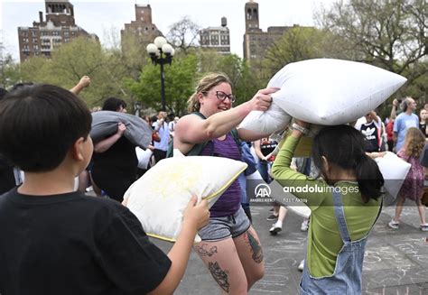 Pillow Wielders Pummel Each Other In New York Amp 39 S Washington Square Park