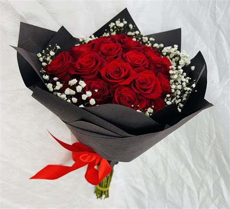 Ramo Buch N 24 Red Roses By Divine Flower Shop Llc
