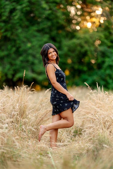 Top Trends for Stunning Senior Pics This Year