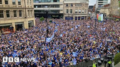 Sheffield Wednesday Thousands Applaud Play Off Winners Bbc News