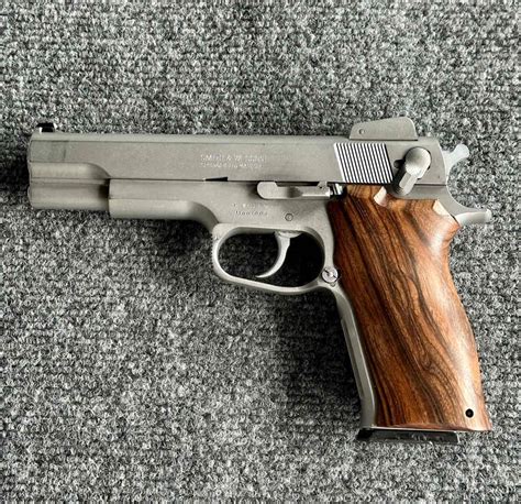 Smith Amp Wesson 1006 10Mm Semi Auto Pistols At Gunbroker Com 1051375631 Smith Amp Wesson 1006 10Mm Semi Auto Pistols At Gunbroker Com 1051375631