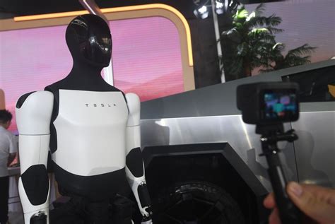Tesla S Optimus Robots Were Remotely Operated At Cybercab Event Tsla Bloomberg