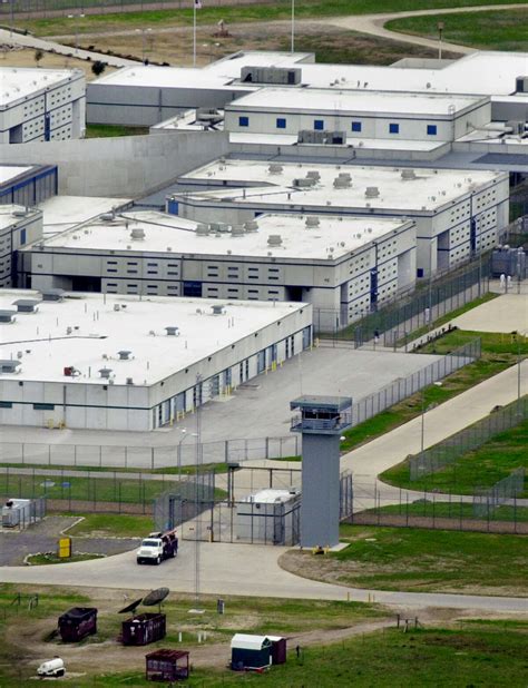 Texas Prison Officials To Begin 1 000 Inmate Transfers To Facilities With A C