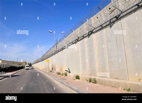 The Israeli West Bank Barrier To The North Of Jerusalem Stock Photo Alamy The Israeli West Bank Barrier To The North Of Jerusalem Stock Photo Alamy