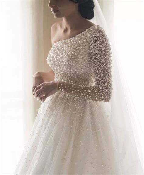 Elegant Wedding Dress with Pearl Sleeves?