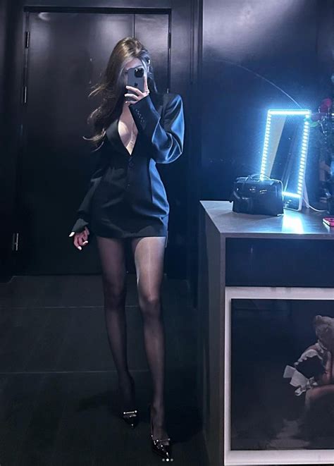 Yuan Sayuki Sensual Pantyhose